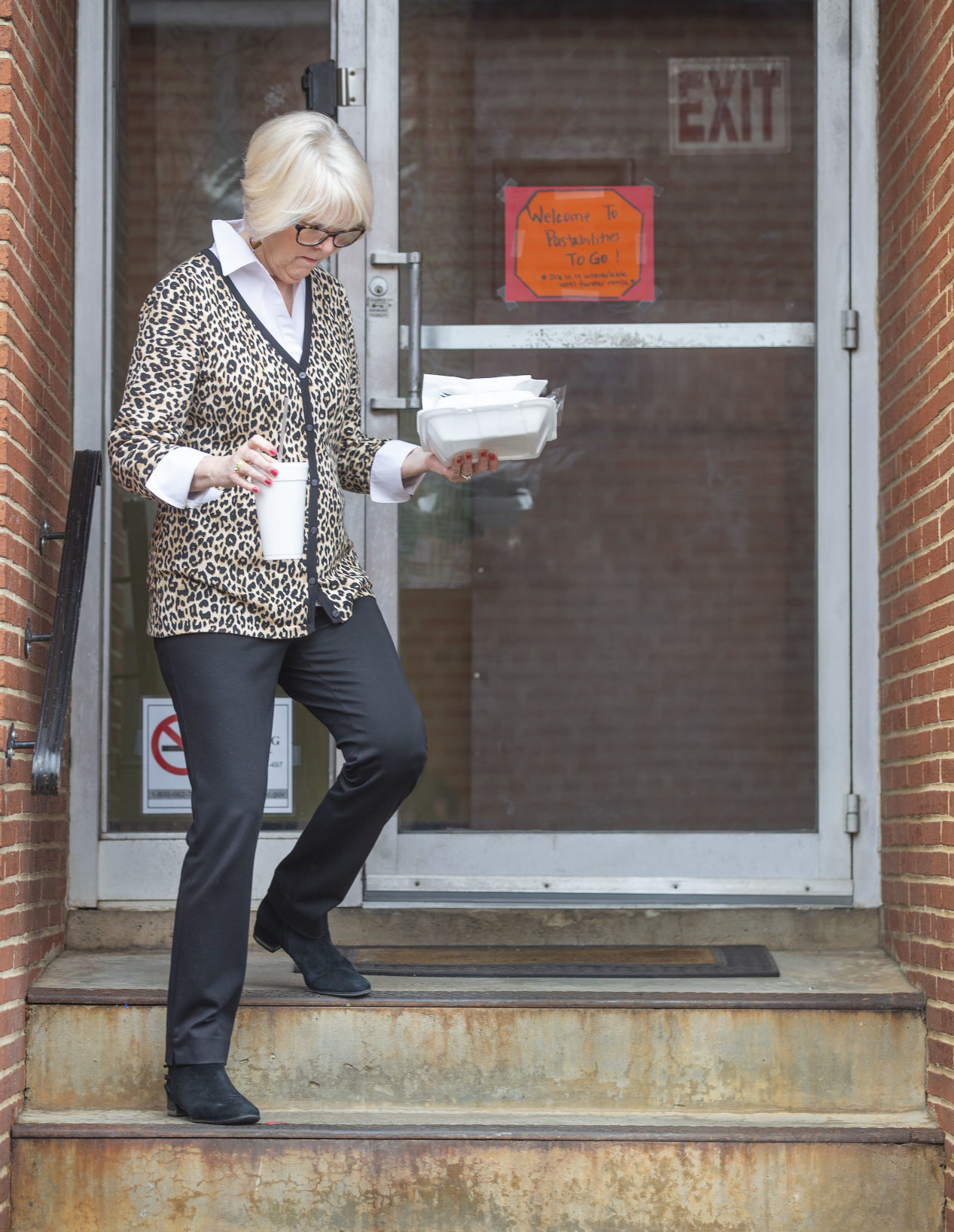 Restaurants turning to curbside food pickup